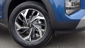 Hyundai Creta 2022 khá nổi bật với cụm la-zăng hợp kim 17 inch 2 tông màu