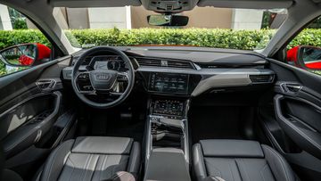 Khoang nội thất Audi Q8 e-tron 2024 hiện đại đậm chất tương lai