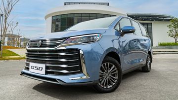 Hai phiên bản DEL và LUX có phần đầu xe hầm hố với hốc gió tản nhiệt mở rộng hết chiều ngang phía trước