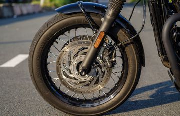 Bonneville T120 sử dụng hệ thống treo trước Kayaba 41mm, lốp trước 100/90-18