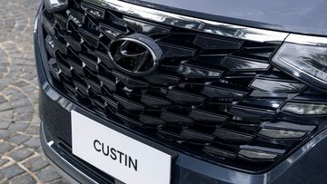 Cụm đèn LED thiết kế “Parametric Hidden Lights” rất đặc trưng của Hyundai Custin 2024