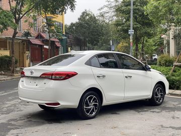 Thân xe Toyota Vios 2023 trông nổi bật với bộ mâm đúc 15 inch hình cánh quạt, phay bóng 2 tone màu đen - bạc