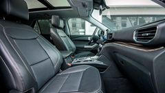 Hàng ghế trước Ford Explorer cũng chỉnh điện đa hướng, tích hợp sưởi ấm và làm mát