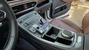 Khu vực điều khiển trung tâm được tái thiết kế hoàn toàn, gợi liên tưởng đến “đàn anh” Palisade