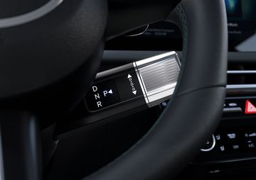 Các phiên bản Dầu Đặc biệt và Turbo trang bị cần số điện tử gọn gàng sau vô lăng