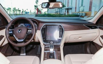 So sánh nhanh Toyota Camry 2020 và VinFast LUX A2.0 2020 18 danhgiaxe.com 6 124439 010813