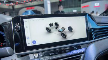 Màn hình giải trí Toyota Camry 2025 cũng có kích thước lớn hơn, thông tin và chức năng đa dạng hơn