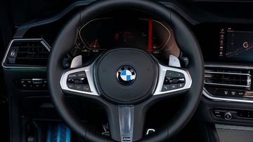 Vô lăng BMW 4 Series 2023 kiểu thể thao M Sport và được bọc da sang trọng