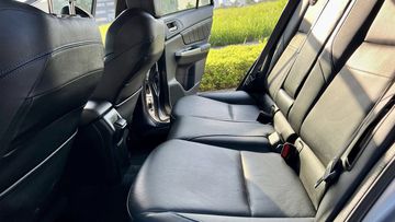 Hàng ghế sau cũng được bọc da cao cấp