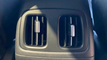 Hệ thống điều hòa tự động độc lập 2 vùng xuất hiện trên tất cả các phiên bản, đi cùng cửa gió riêng cho hàng ghế sau