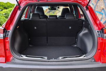Toyota Corolla Cross 2024 vẫn có khoang hành lý dung tích lớn đến 440 lít