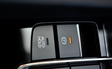 Phanh tay điện tử tích hợp Giữ phanh tự động là trang bị tiêu chuẩn trên Mazda 3 2022