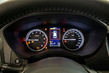 Phía sau tay lái là cụm đồng hồ hiển thị thông tin sắc nét