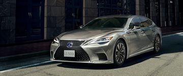 Lưới tản nhiệt và đèn pha nổi bật ở đầu xe Lexus LS500h 2024