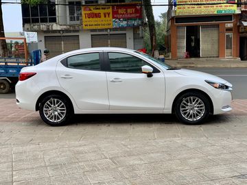 Thân xe Mazda 2 2023 sedan gọn gàng nhưng không kém phần năng động nhờ những đường dập gân lượn sóng, tạo ấn tượng liền lạc và thể thao