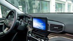 Ford Explorer có trung tâm giải trí là màn hình TFT cảm ứng, kích thước 8 inch tích hợp SYNC 3.4