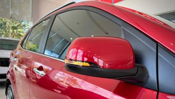 Cặp gương chiếu hậu của xe thuộc loại hiện đại nhất phân khúc với đầy đủ các tính năng gập/chỉnh điện, sấy gương, tích hợp đèn báo rẽ