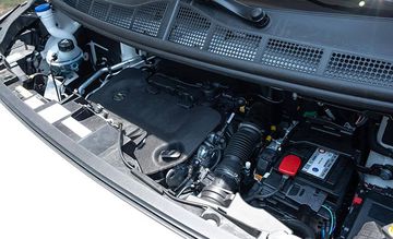 Cả 2 phiên bản của Peugeot Traveller 2022 đều sử dụng động cơ diesel tăng áp có dung tích 2.0 lít