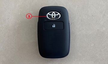 Nút lock nằm ngay biểu tượng logo Toyota trên chìa khóa