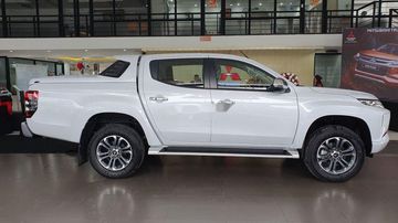 Thân xe Mitsubishi Triton 2021 khác biệt với phong cách J Line đặc trưng