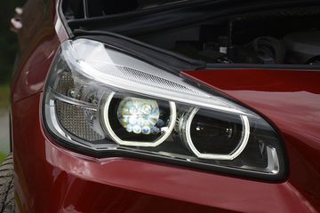 Cụm đèn pha với 2 vòng đèn Corona thu hút của Active Tourer