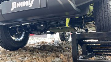 Suzuki Jimny 2024 khá đặc biệt khi trang bị cầu cứng trước và sau