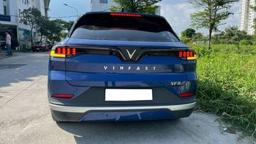 Phần đuôi VF 8 2023 trông cứng cáp và thể thao hơn