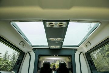 Cửa sổ trời cùng hệ thống đèn nội thất cũng là những trang bị tiêu chuẩn đáng chú ý trên Peugeot Traveller 2022