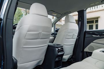 MG G50 2025 cũng trang bị các hộc chứa đồ có kích thước lớn, đặc biệt sau hàng ghế trước cũng tích hợp các ngăn để vật dụng tiện lợi