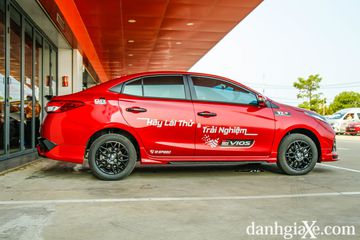 Thân xe Toyota Vios GR-S vẫn giữ các đường gân dập nổi, nhưng thể thao hơn với các chi tiết sơn đen