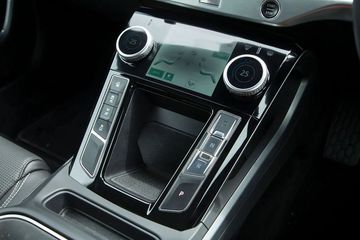Jaguar I-Pace 2024 được trang bị các nút điều khiển vật lý và nhiều tiện nghi hữu ích khác