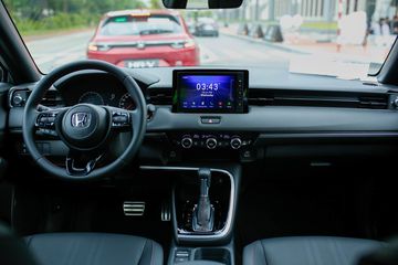 Tương tự diện mạo bên ngoài, khoang lái trên Honda CR-V 2023 cũng khoác lên mình một thiết kế mới, hiện đại, sang trọng hơn