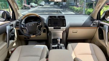 Toyota Land Cruiser Prado 2023 có khoang nội thất khá tinh tế và sang trọng
