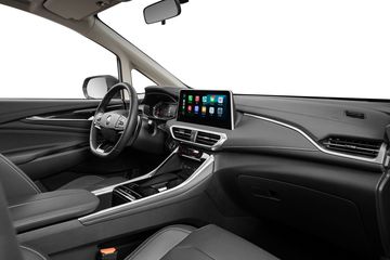 MG G50 1.5T AT LUX sang trọng hơn với nhiều chi tiết bọc da ở bảng táp lô, cũng như ghế ngồi