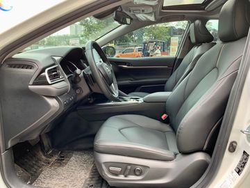 Hàng ghế trước có thiết kế nâng đỡ tốt nhằm mang đến sự dễ chịu tối đa cho người ngồi