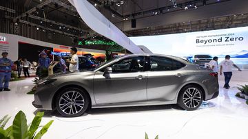 Thân xe Toyota Camry 2025 vẫn nổi bật với các đường dập nổi chạy dọc từ trước ra sau