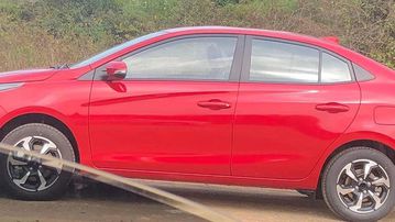 Thân xe Toyota Vios 2023 sở hữu bộ mâm 6 chấu kiểu mới