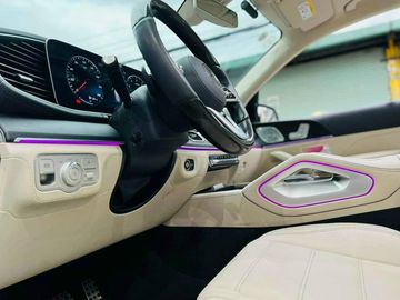 Hệ thống đèn viền nội thất 64 màu trên GLS 2023