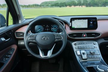 Vô lăng 3 chấu bọc da, có lỗ thông khí trên Hyundai SantaFe 2024