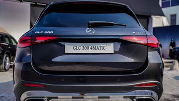 Đuôi xe Mercedes-Benz GLC 2023 vẫn giữ thiết kế khỏe khoắn, bề thế