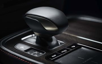 Cần số Lexus LS 2023 tiếp tục là loại cần số điện tử với kích thước nhỏ gọn