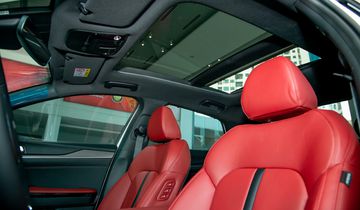 Riêng hai phiên bản GT-Line và Premium còn sở hữu cửa sổ trời toàn cảnh khá thoáng đãng