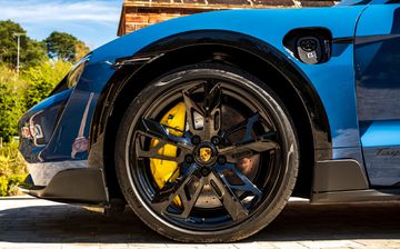 La-zang của Porsche Taycan Cross Turismo 2024 với phanh vàng nổi bật ẩn bên trong