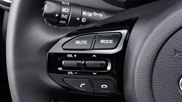 Các phím bấm tiện lợi trên vô lăng như đàm thoại rảnh tay, điều khiển âm lượng