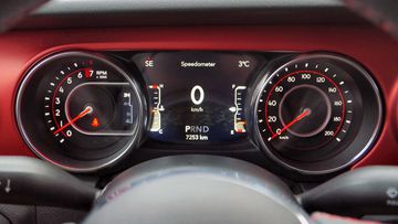 Jeep Gladiator 2023 cũng có đồng hồ lái kết hợp cổ điển và hiện đại