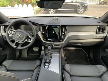 Nội thất bản R-Design với cần số bọc da thể thao