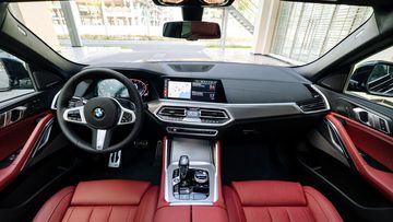 Triết lý lấy người lái làm trọng tâm vẫn được duy trì và xuất hiện trên BMW X6 2023