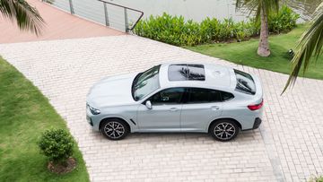 Những đường gân dập nổi, giúp thân xe BMW X4 2023 thêm phần thể thao và mạnh mẽ.