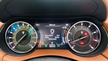 Bảng đồng hồ kỹ thuật, thể hiện đầy đủ các thông số của xe