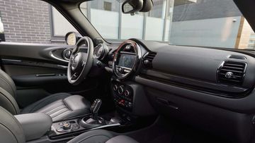 Khoang lái của MINI Cooper Clubman 2024 được bố trí khá gọn gàng